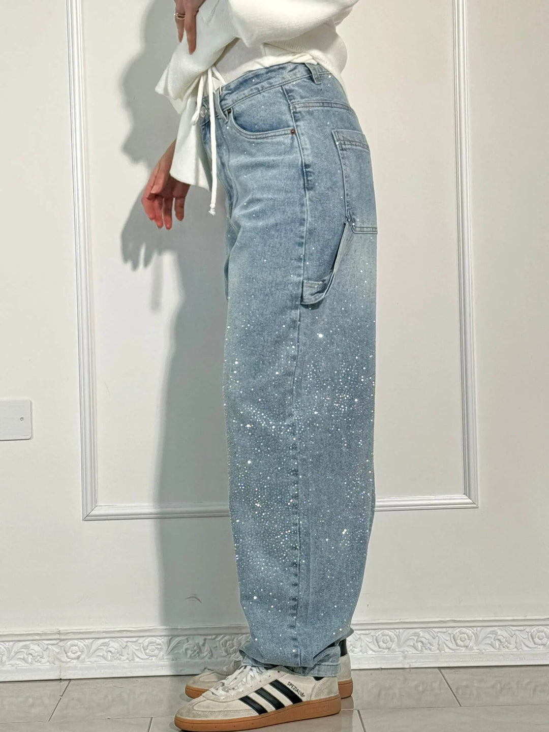Glamouröse Damen Baggy Jeans mit schimmerndem Glitzer, weite Wide Leg Hose für besondere Anlässe.