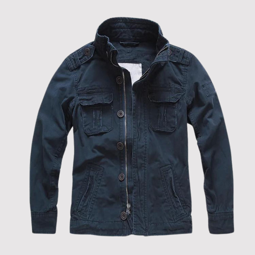 Praktische Herren Retro Jeansjacke mit Brusttaschen. Vielseitige Übergangsjacke für stilvolle Freizeitlooks.