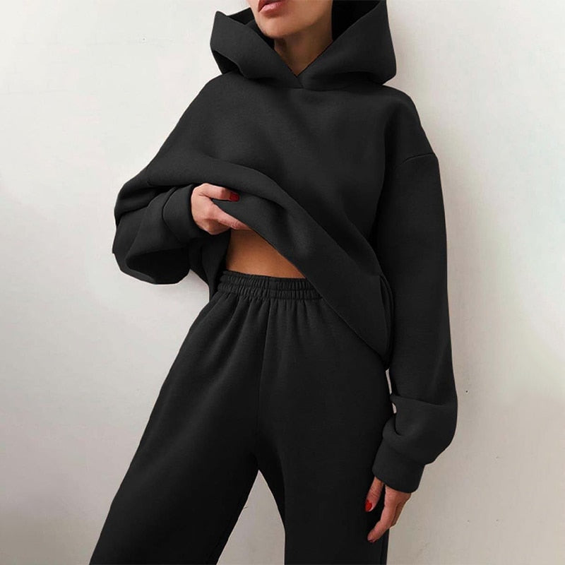 Minimalistischer Damen Kapuzenpullover aus dem gemütlichen Freizeitanzug Set für Damenmode.