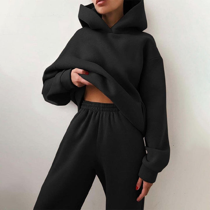 Minimalistischer Damen Kapuzenpullover aus dem gemütlichen Freizeitanzug Set für Damenmode.