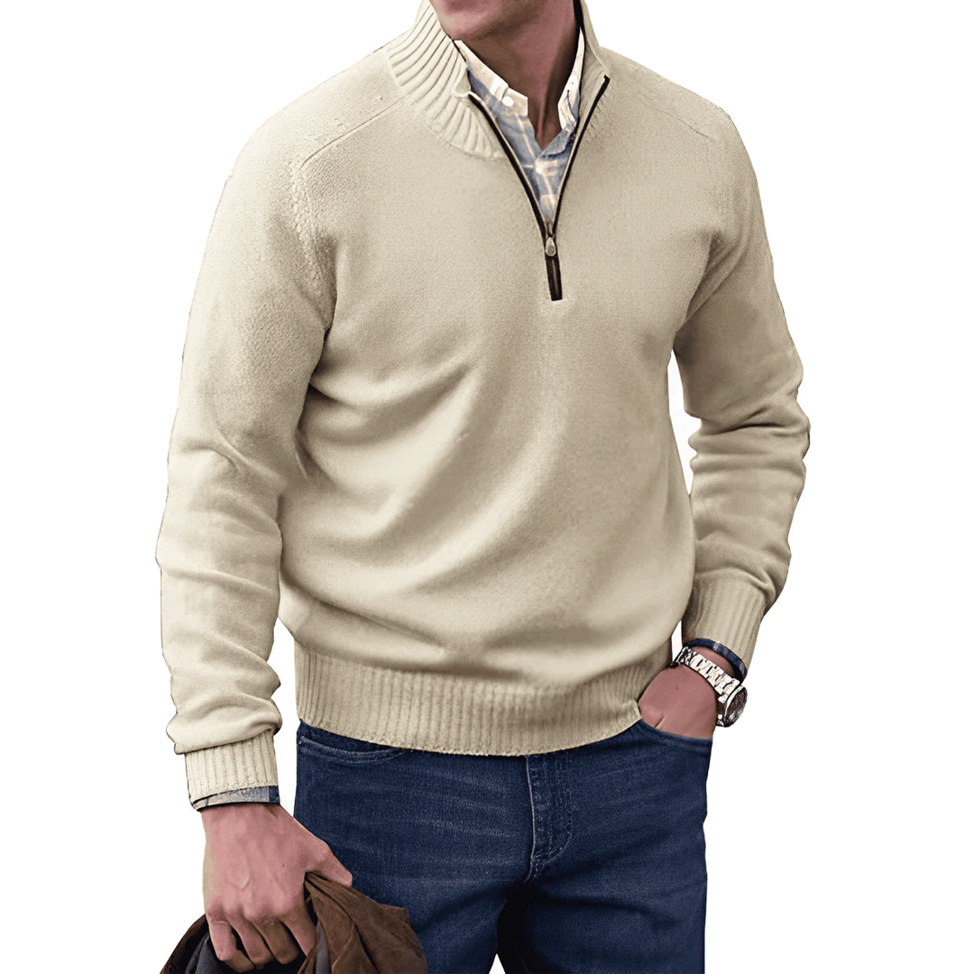 Eleganter Herren Strickpullover, gestrickt, mit Halb-Reißverschluss, hohem Kragen & Rippdetails. Ideal für Herbst & Winter.