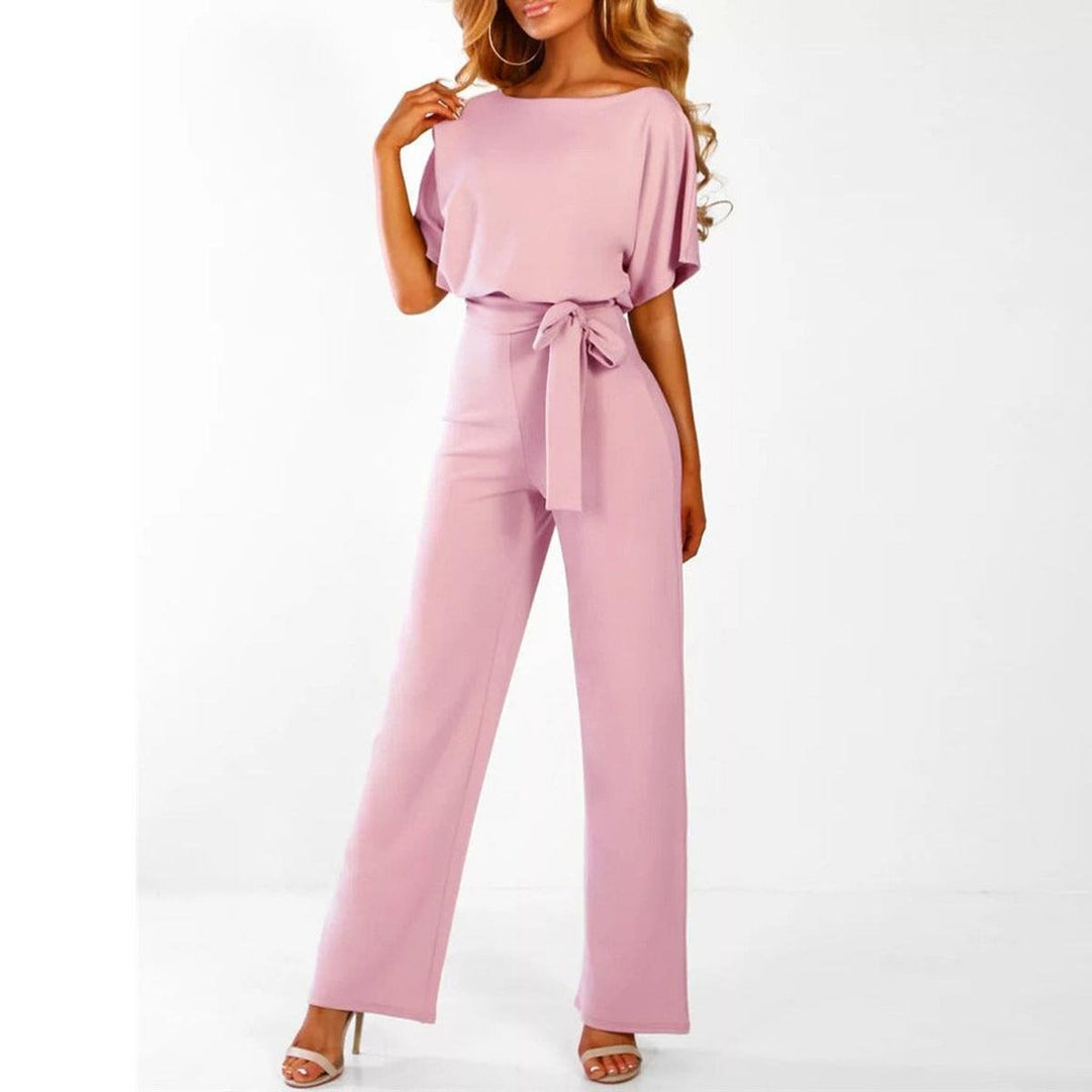 Moderner Damen Kurzarm Jumpsuit mit weitem Hosenbein & Bindegürtel. Ideal für Frühling & Sommer.