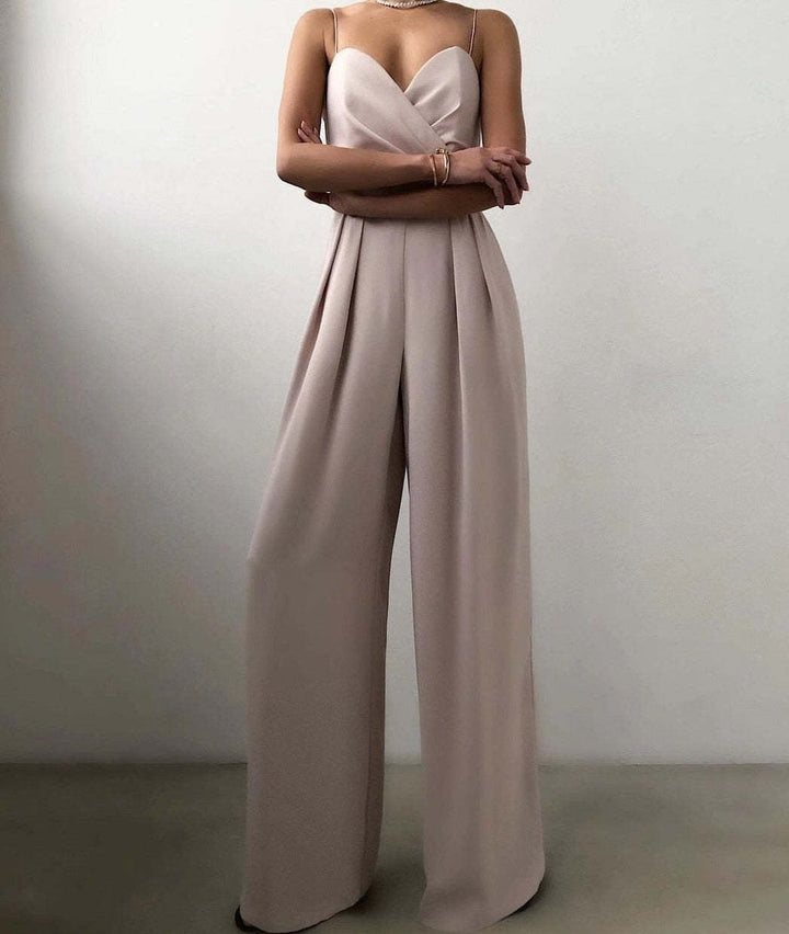 Modischer Damen Jumpsuit in Wickeloptik mit weitem Bein & tiefem V-Ausschnitt für Sommer & Frühlingsmode.