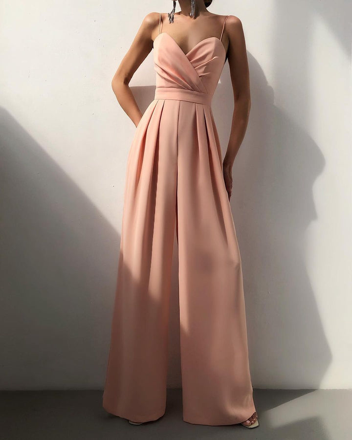 Schicker Damen Overall als Einteiler mit weitem Bein & V-Ausschnitt. Perfekt als festlicher Jumpsuit oder Abendmode.