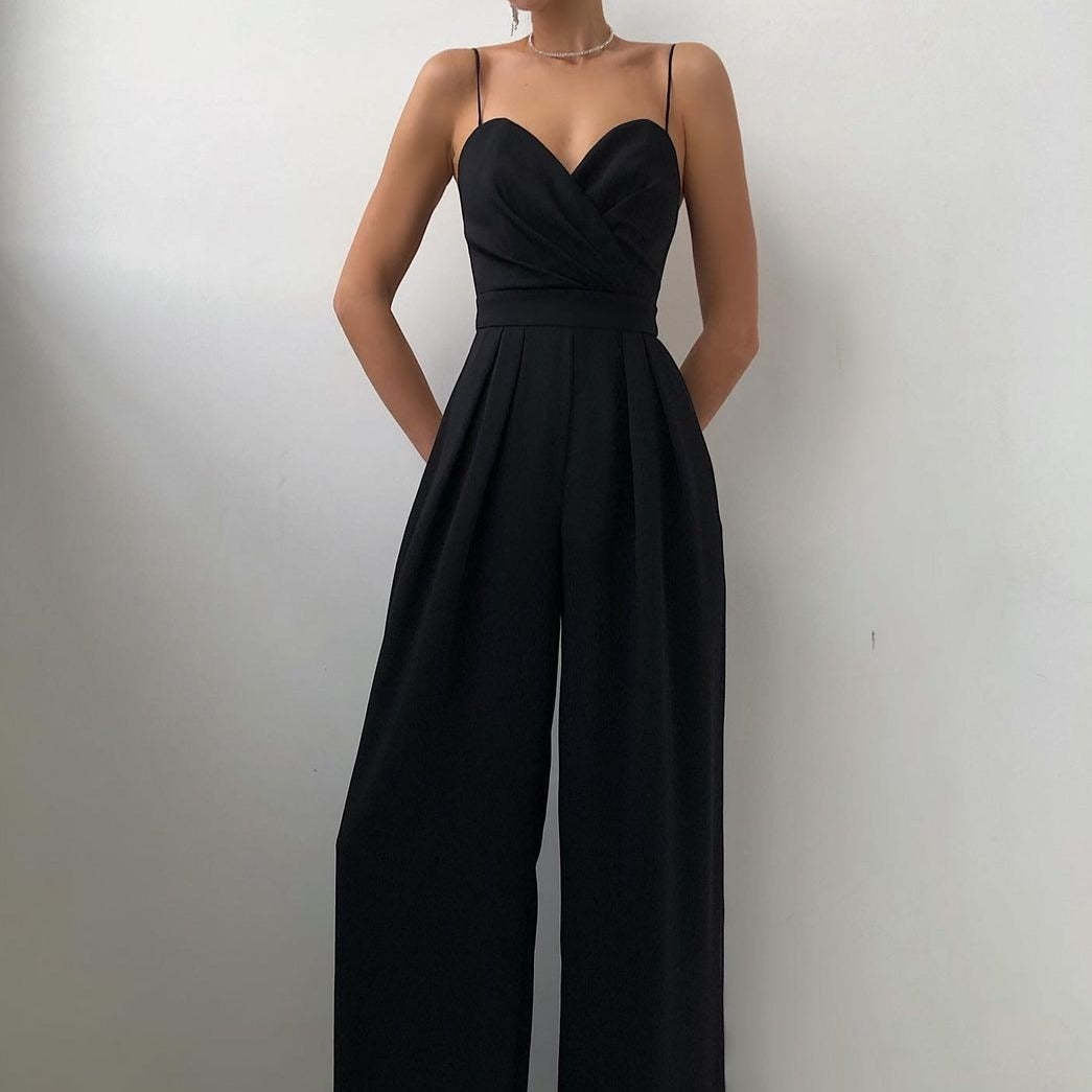 Femininer Damen Jumpsuit mit tiefem V-Ausschnitt, elegantem weitem Bein & Spaghettiträgern. Für stilvolle Sommerabende.