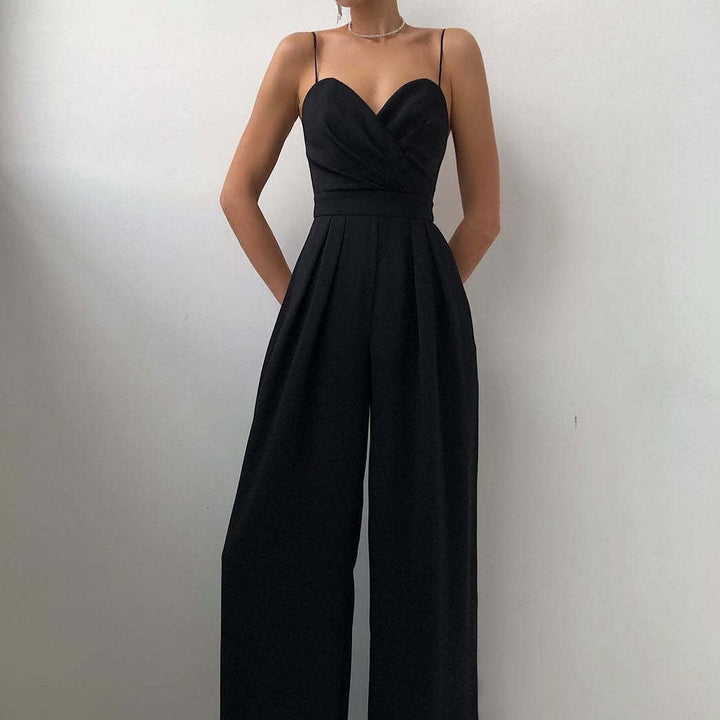 Femininer Damen Jumpsuit mit tiefem V-Ausschnitt, elegantem weitem Bein & Spaghettiträgern. Für stilvolle Sommerabende.