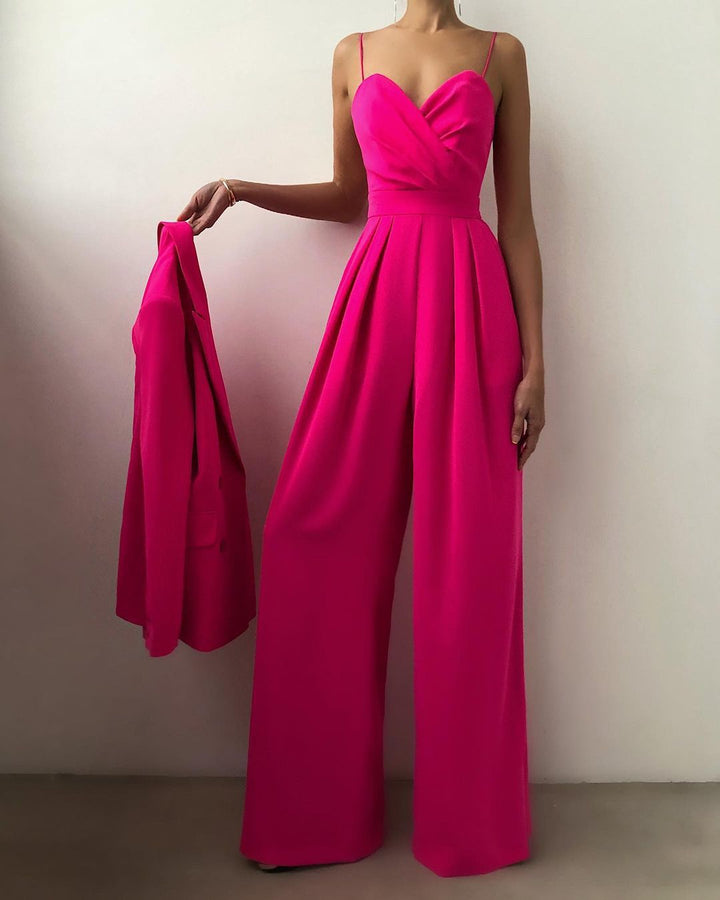 Trendiger Damen Jumpsuit mit V-Ausschnitt, weitem Bein & Spaghettiträgern. Perfektes Frühlings- & Sommer-Outfit.