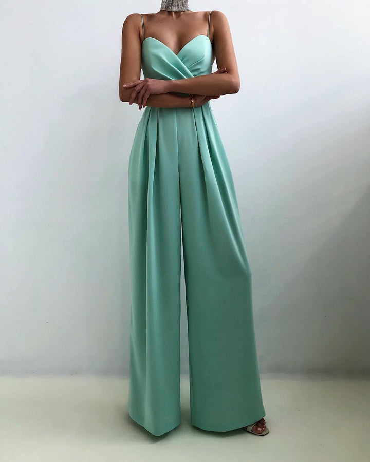 Eleganter Damen Jumpsuit mit tiefem V-Ausschnitt, weitem Bein & Spaghettiträgern. Ideal für Abend & festliche Anlässe.