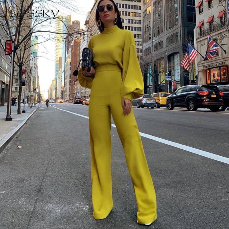 Eleganter schwarzer Damen Jumpsuit mit stilvollen Puffärmeln und weitem Bein, perfekt für festliche Anlässe & Abendmode.