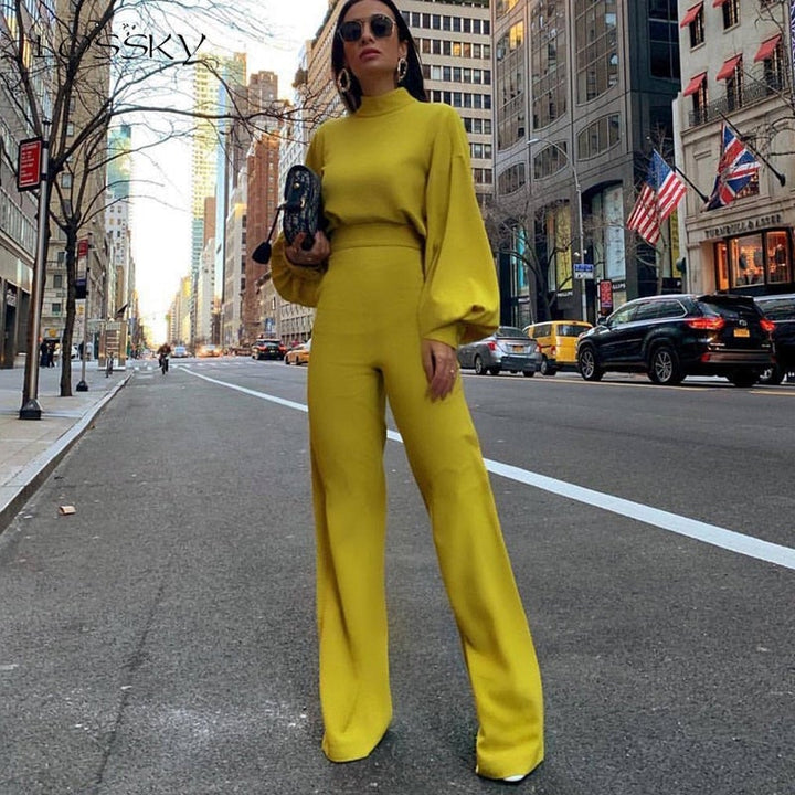 Eleganter schwarzer Damen Jumpsuit mit stilvollen Puffärmeln und weitem Bein, perfekt für festliche Anlässe & Abendmode.