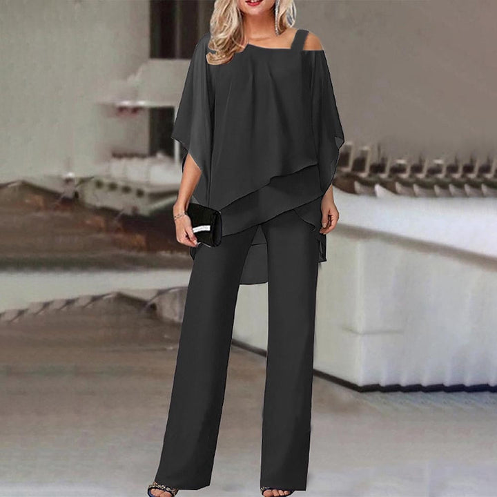 Roter, festlicher Damen Jumpsuit mit stilvollem Cold-Shoulder-Design, ideal für Partys.