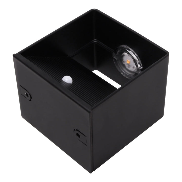 Elegante LED Wandleuchte aus gebürstetem Aluminium & Glas. Modernes Ambiente für Schlafzimmer oder Flur.