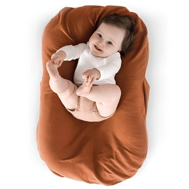 Perfektes Geschenk: Babynest für Neugeborene, schafft geborgenen Schlafplatz im Kinderzimmer.