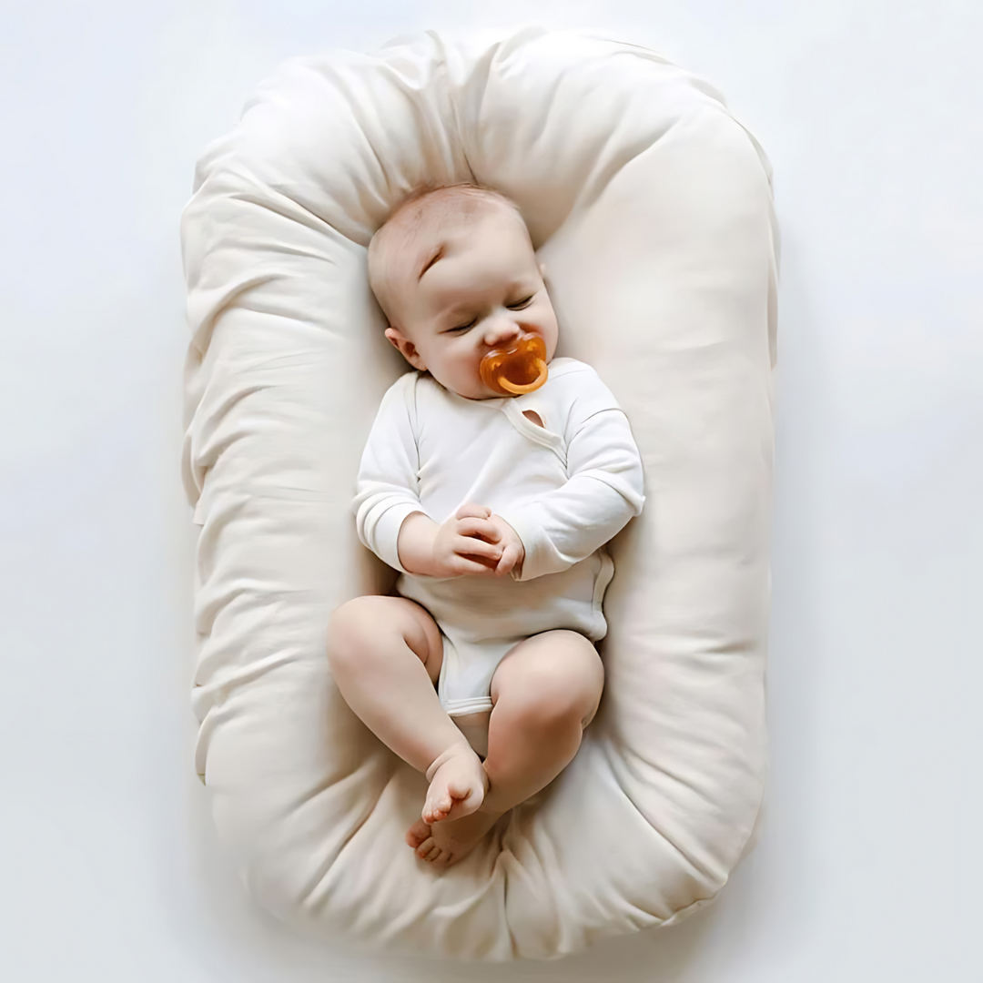 Baby-Liege als sicherer Schlafplatz für Neugeborene im Beistellbett oder auf Reisen.