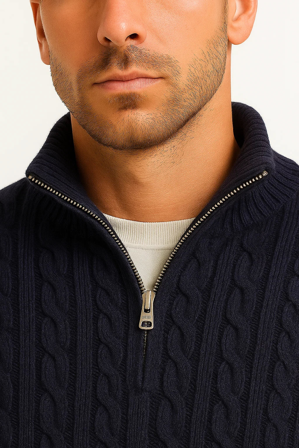 Klassischer Herren Pullover Zopfmuster. Casual Langarm-Strickpullover mit Reißverschluss-Kragen. Bequem, Herrenmode.