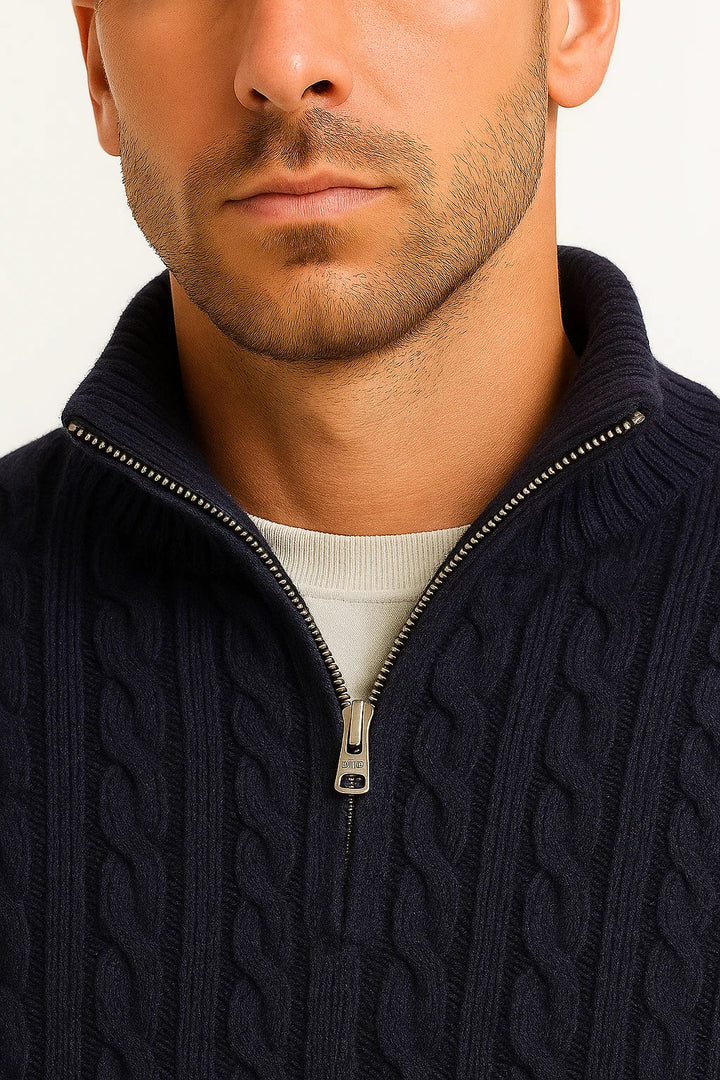 Klassischer Herren Pullover Zopfmuster. Casual Langarm-Strickpullover mit Reißverschluss-Kragen. Bequem, Herrenmode.