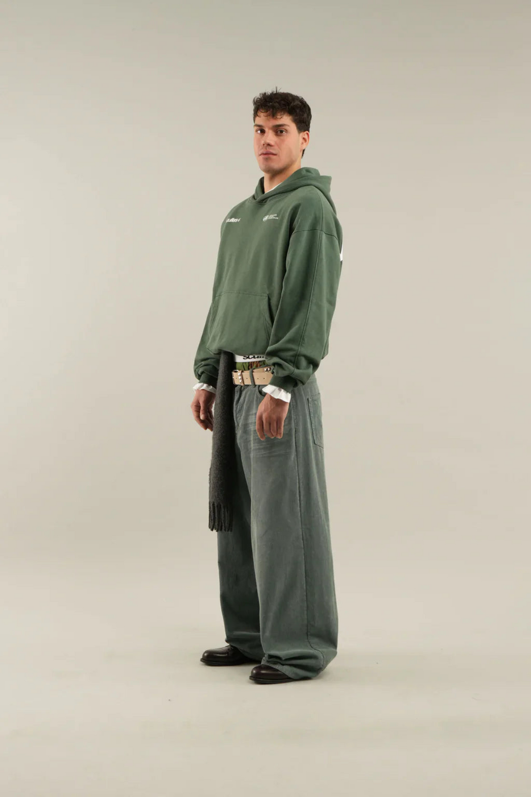 Mann trägt bequemen Herren Kapuzenpullover mit Kapuze & Kängurutasche, ideal für Freizeit & Herbsttage.