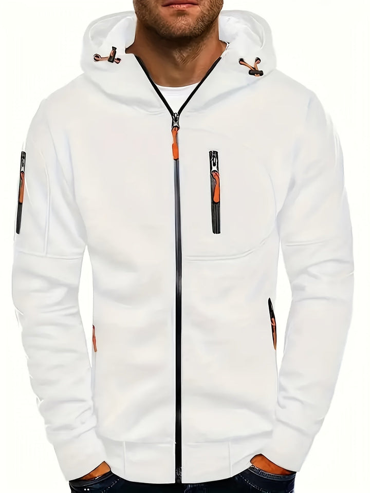 Sportlicher Herren Zip-Hoodie, getragen als Teil eines Casual Outfits. Moderner Kapuzenpullover für Männer.