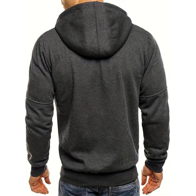 Mann trägt bequemen Herren Zip-Hoodie. Sportlicher Kapuzenpullover für Männer, perfekt für aktive Tage.