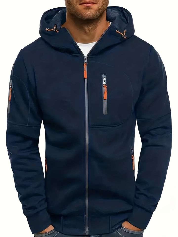 Nahaufnahme eines Herren Zip-Hoodies mit Kapuze und Reißverschluss. Sportlicher Pullover, Männer Mode.