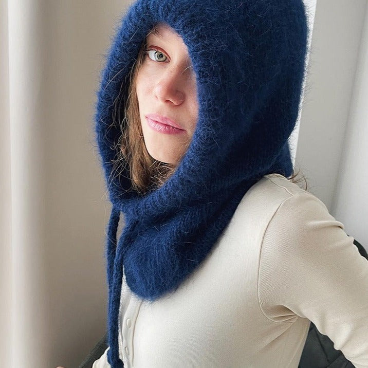Eleganter blauer Damen Kapuzenschal mit Tunnelzug, modisches Accessoire & effektiver Halsschutz für den Winter.