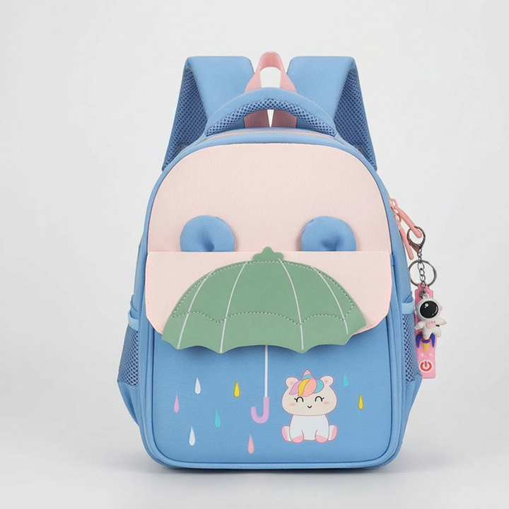 Kind trägt leichten Cartoon-Kinderrucksack auf dem Rücken, bereit für Kindergarten oder Ausflug.