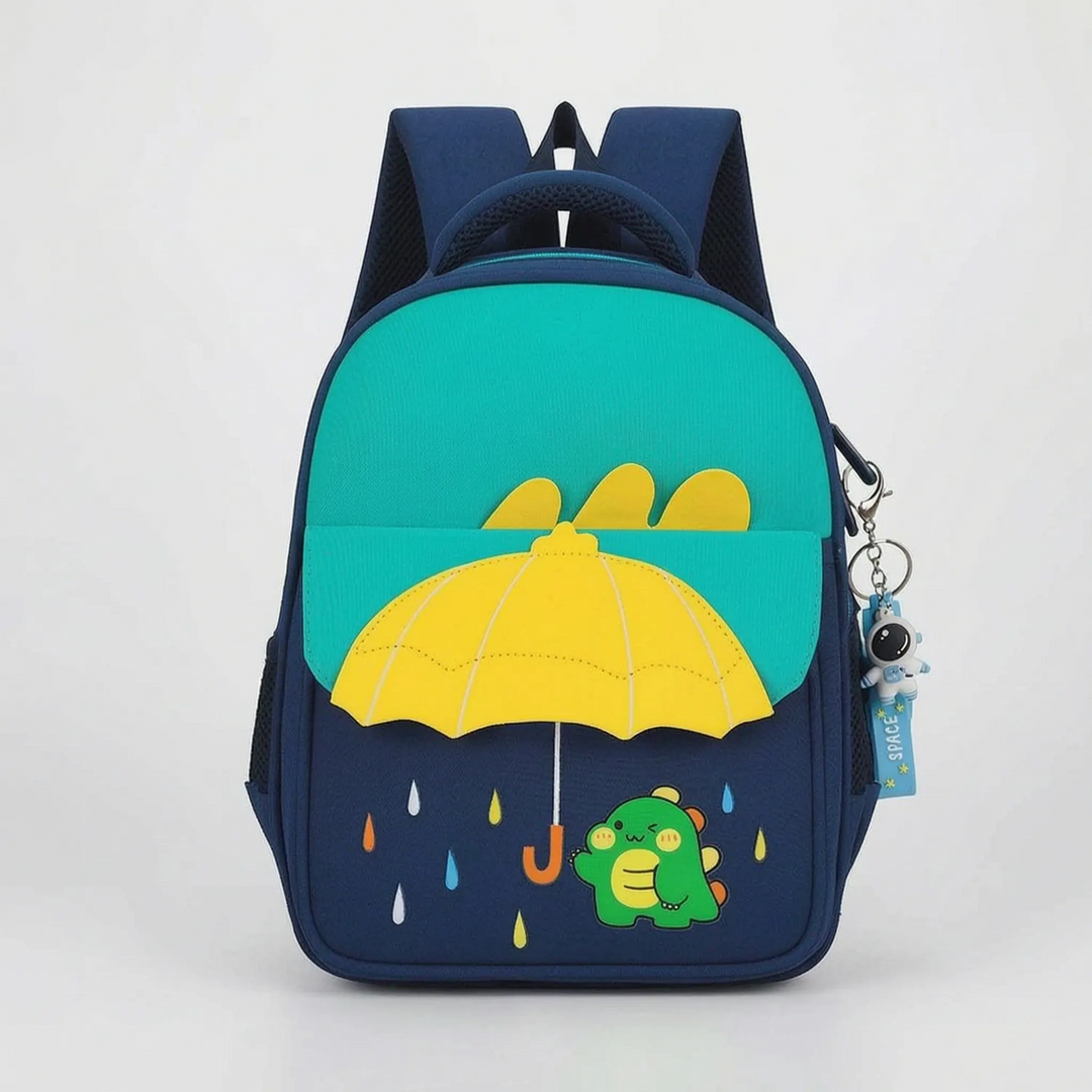 Detailaufnahme des ergonomischen Brustgurts am Kinderrucksack mit Cartoon-Motiv.