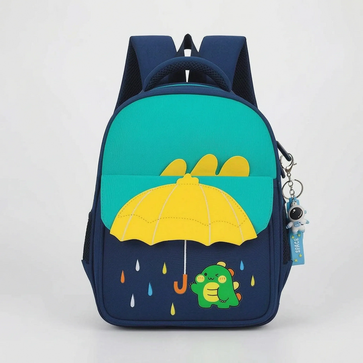Detailaufnahme des ergonomischen Brustgurts am Kinderrucksack mit Cartoon-Motiv.
