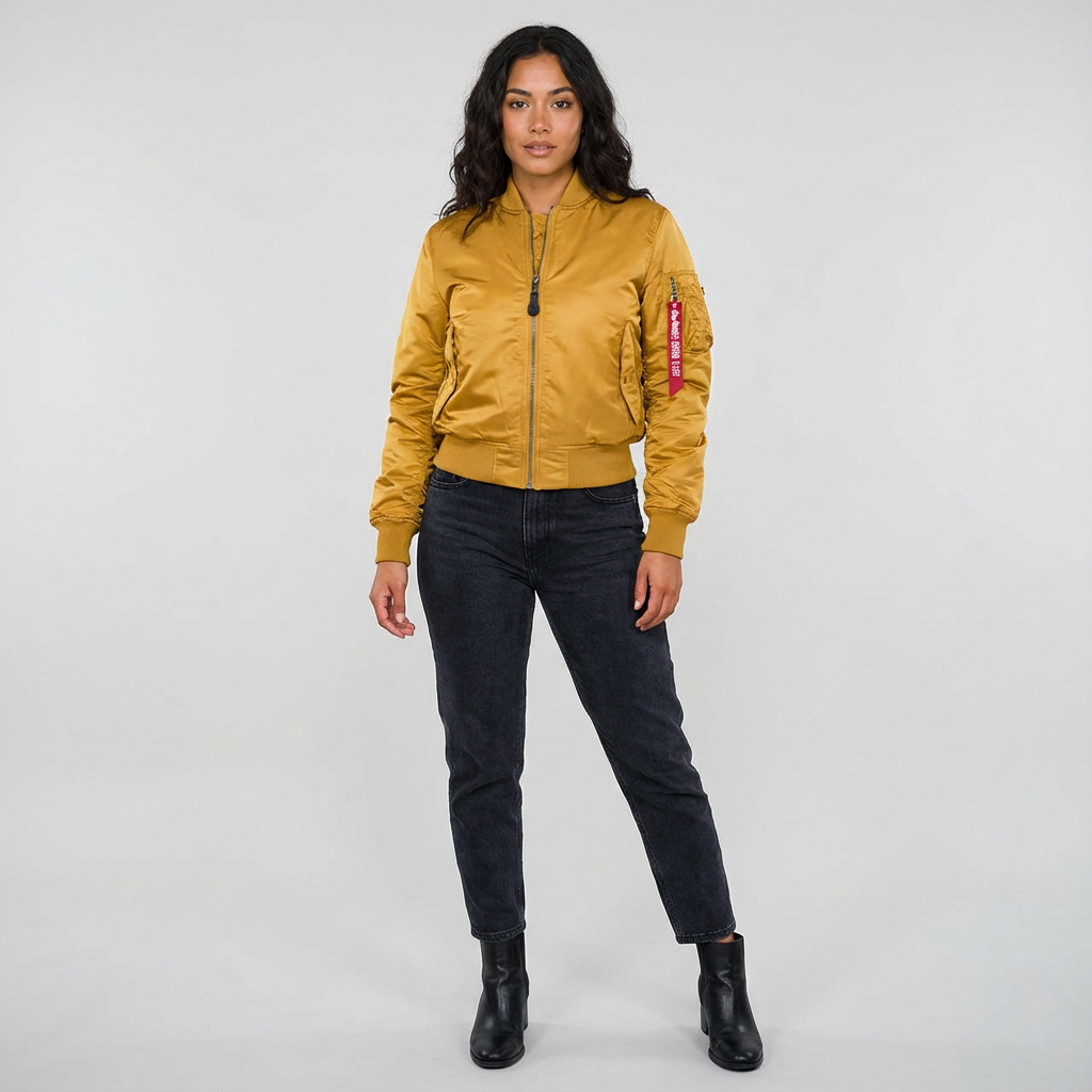 Junge Frau trägt elegante Damen Bomberjacke, kombiniert mit Freizeithose. Perfekt für den Herbst.