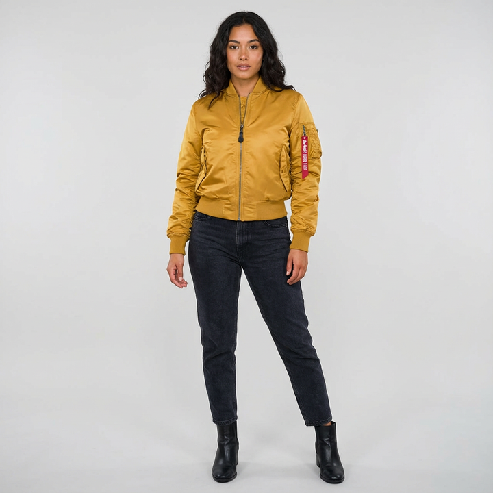 Junge Frau trägt elegante Damen Bomberjacke, kombiniert mit Freizeithose. Perfekt für den Herbst.
