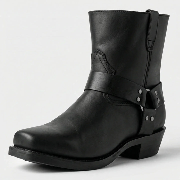 Detailaufnahme der schwarzen Herren Cowboy-Stiefel mit spitzer Zehenkappe und Nietenriemen, ein klassischer Look.