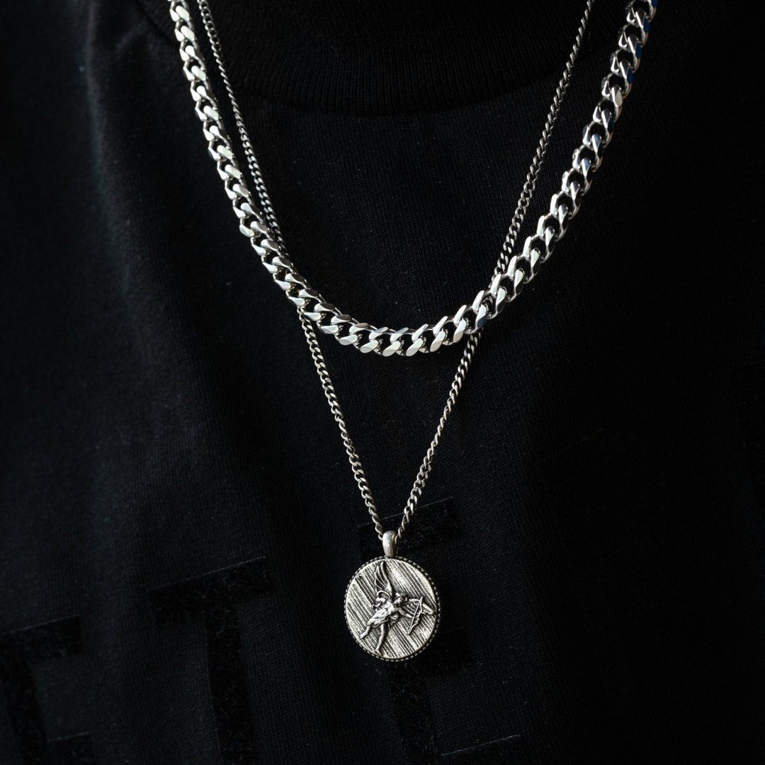 Detailaufnahme der robusten Herren Gliederkette. Hochwertiger Herrenschmuck für den Alltag.