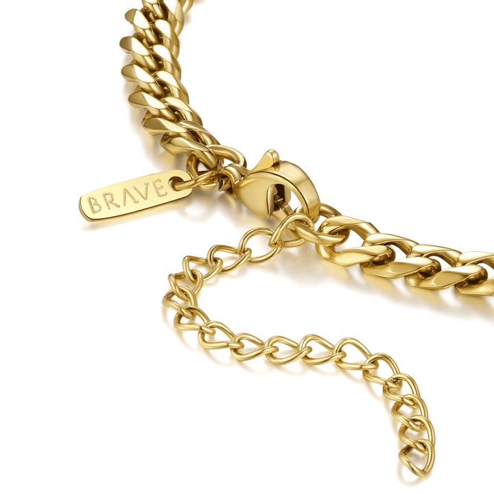 Mann trägt elegante Gliederkette als stilvolles Accessoire. Zeitloser Herrenschmuck für jeden Look.