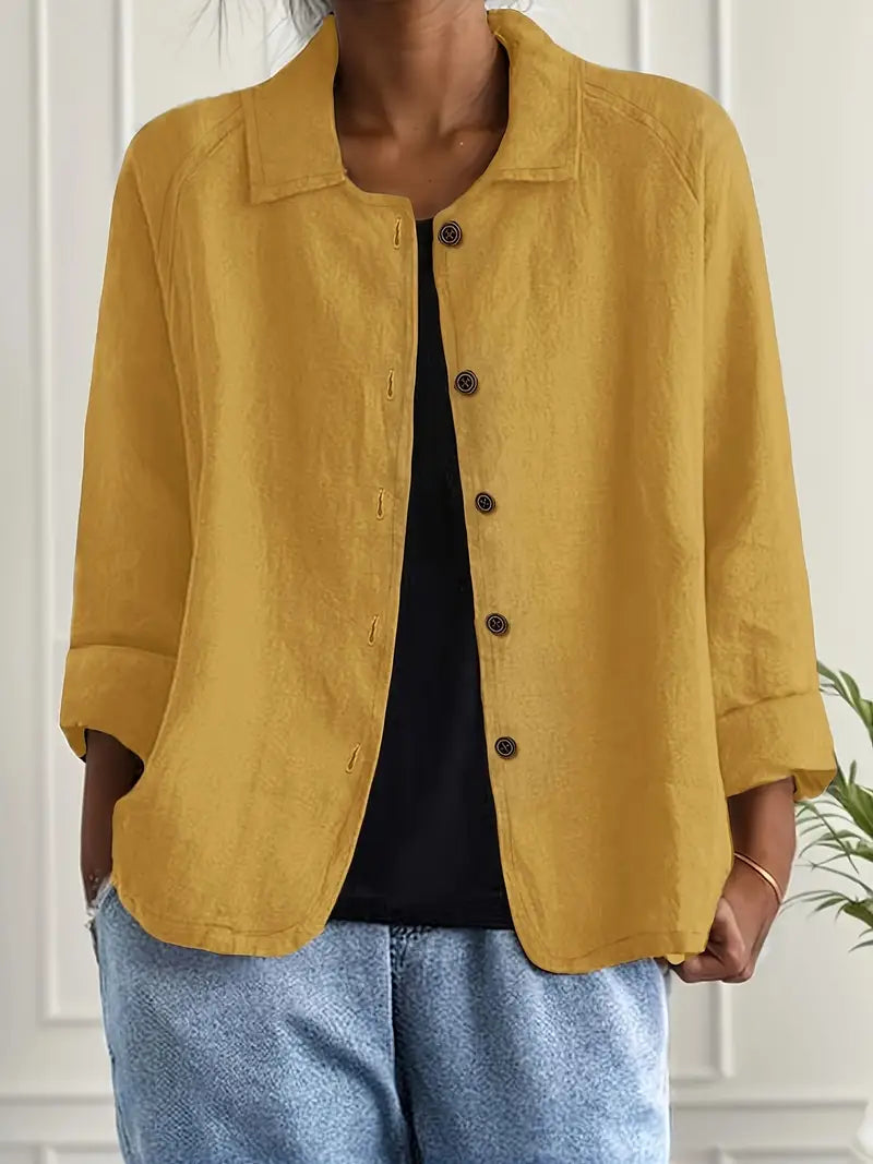 Bürotaugliche leichte Damenjacke mit eleganten Knöpfen, perfekt für einen professionellen Auftritt.