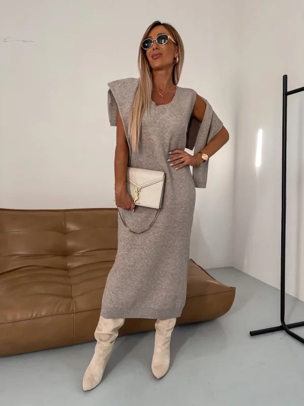 Bequemes Damen Winterkleid-Set. Weiches Strickkleid & warmer Rollkragenpullover für gemütliche und stilvolle Outfits.