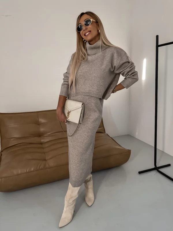 Stilvolles Damen Strickkleid-Set, perfekt für das Büro. Elegantes Kleid mit Rollkragenpullover für einen seriösen Look.