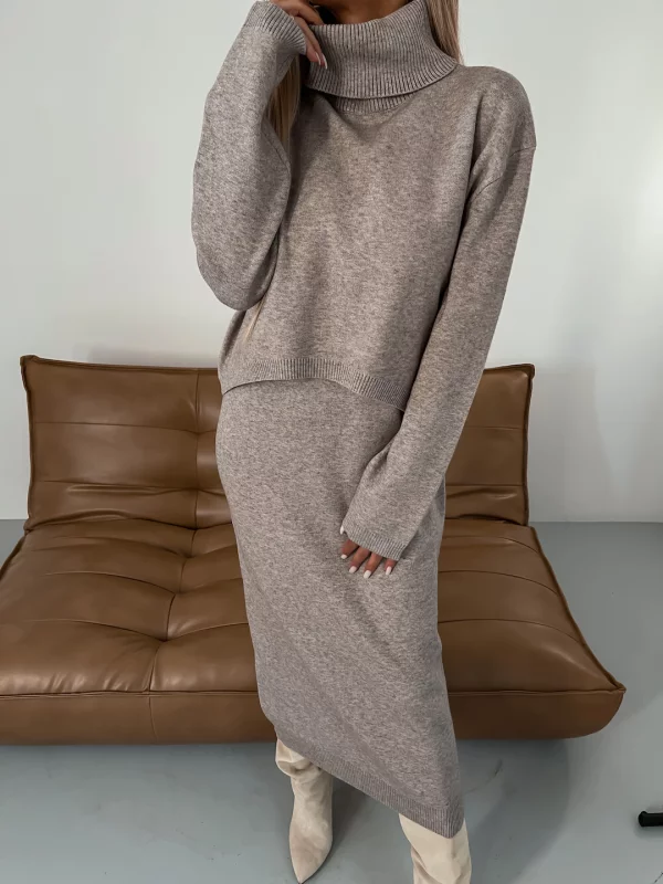 Gemütliches Damen Freizeit-Set. Warmes Strickkleid & weicher Rollkragenpullover für entspannte Wintertage zu Hause.