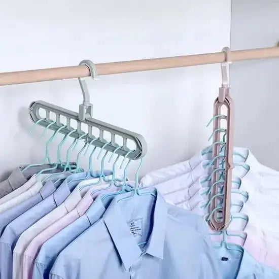 Praktischer Mehrfachbügel Organizer zur platzsparenden Aufbewahrung von Kleidung im Schrank; schafft Ordnung.