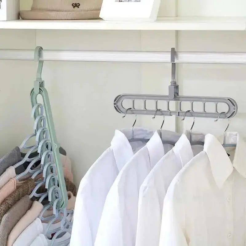 Effizienter Kleiderschrank Organizer für optimierte Heimorganisation; smartes Aufbewahrungssystem für Garderobe.
