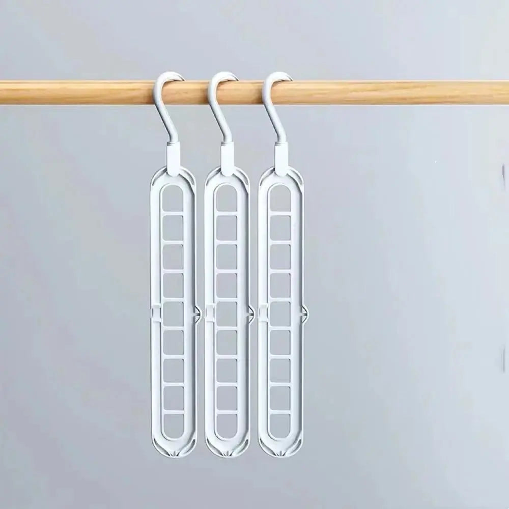 Innovatives Ordnungssystem für den Kleiderschrank: dieser Kleiderbügel Organizer spart Platz & hält alles ordentlich.