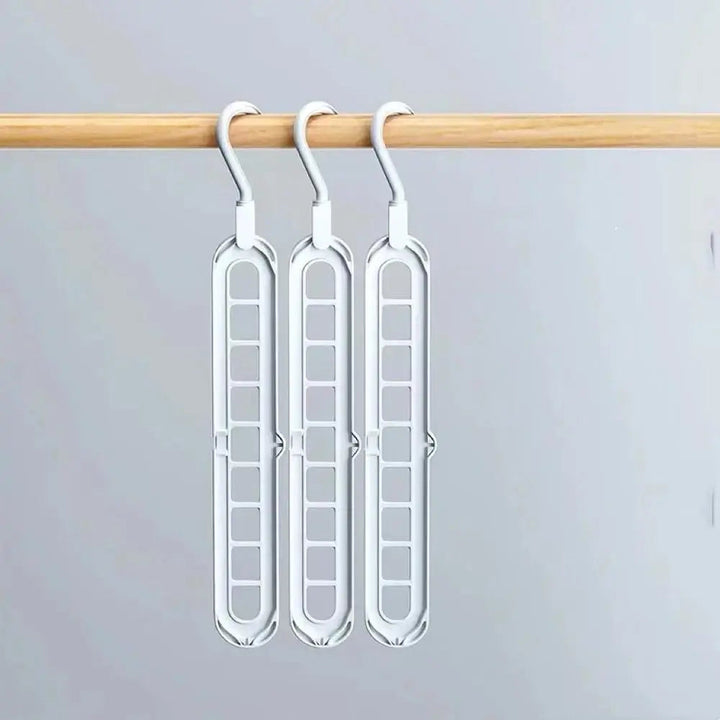 Innovatives Ordnungssystem für den Kleiderschrank: dieser Kleiderbügel Organizer spart Platz & hält alles ordentlich.