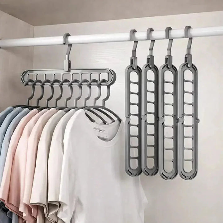 Platzsparender Kleiderbügel Organizer für mehr Ordnung im Schrank; hält Kleidung knitterfrei und spart Platz.