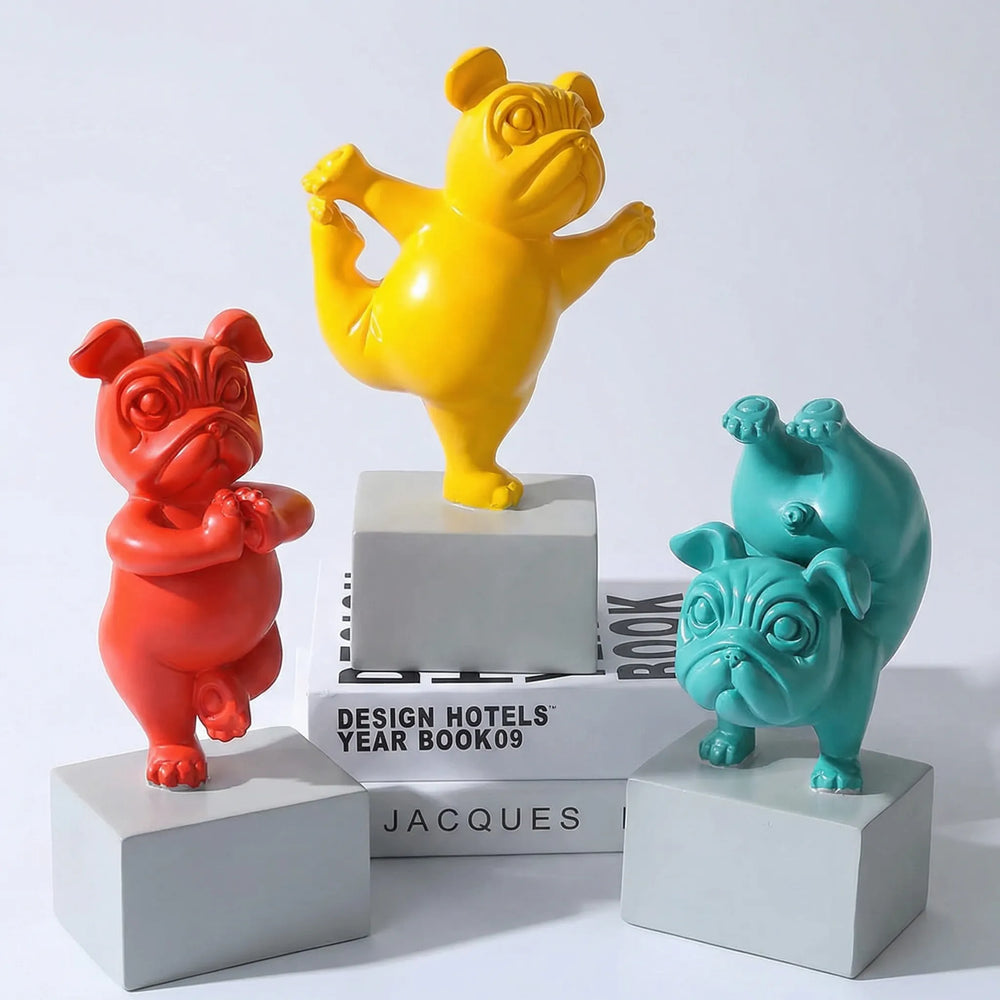 Nahaufnahme einer bunten Bulldoggen Skulptur in Yoga-Pose, charmante Tierfigur für Dekoration.
