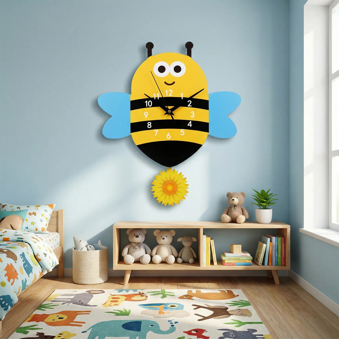 Fröhliche Kinder Pendeluhr zum spielerischen Uhrzeitlernen; bunte Wanduhr für Kinderzimmer-Deko.