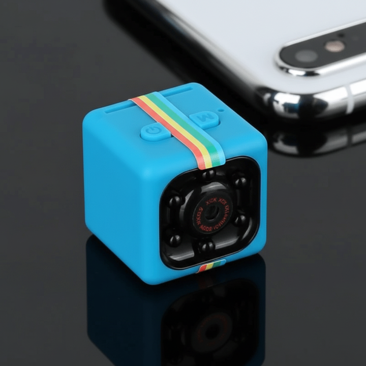 Die diskrete NightMini Minikamera zeigt ihre kompakte Größe, ideal für verdeckte Überwachungsaufnahmen.