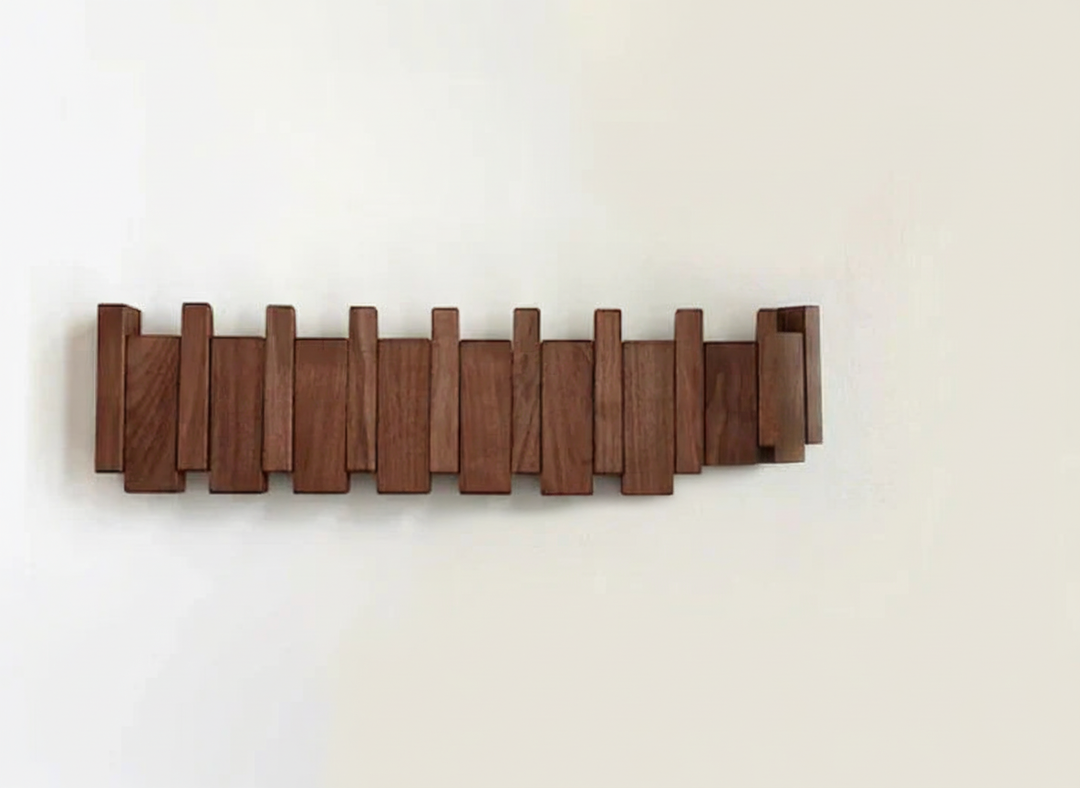 Edler Wandhaken aus Walnussholz im künstlerischen Design, perfekt als moderner Kleiderhaken im Flur.