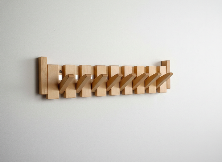 Stilvoller Design-Wandhaken aus Holz (Buche/Walnuss) für Flur & Garderobe, schafft künstlerische Ordnung.