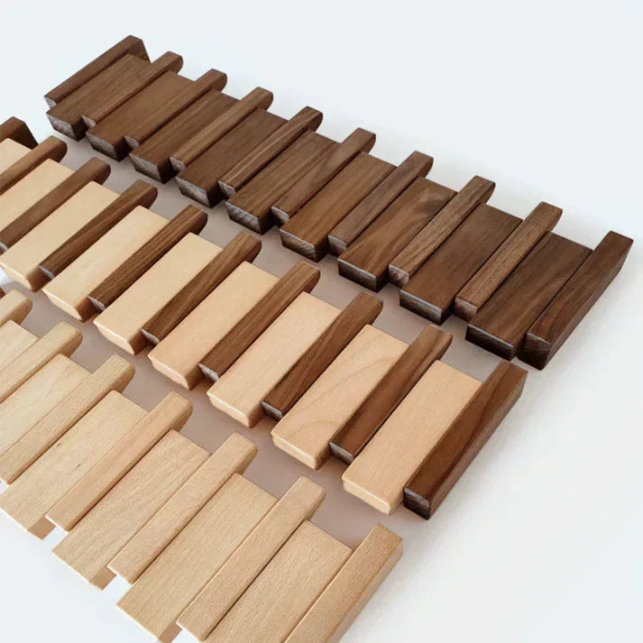 Multifunktionaler Wandhaken aus massivem Holz (Buche/Walnuss), ideal als Garderobe & Organizer.