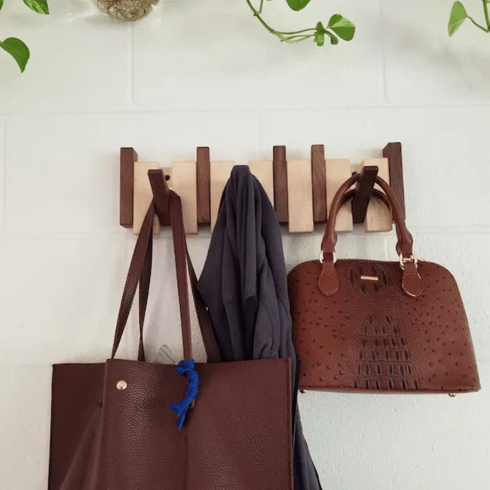 Künstlerischer Wandhaken aus Holz für Kleider und Accessoires im Flur; schafft stilvolle Ordnung.