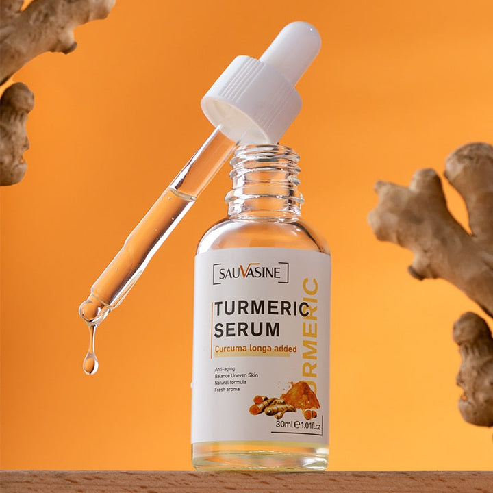 Frau trägt natürliches Kurkuma-Serum auf, zur Reduzierung von Pigmentflecken und für strahlende Haut.